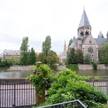 Romance Au Bord De L'eau *
